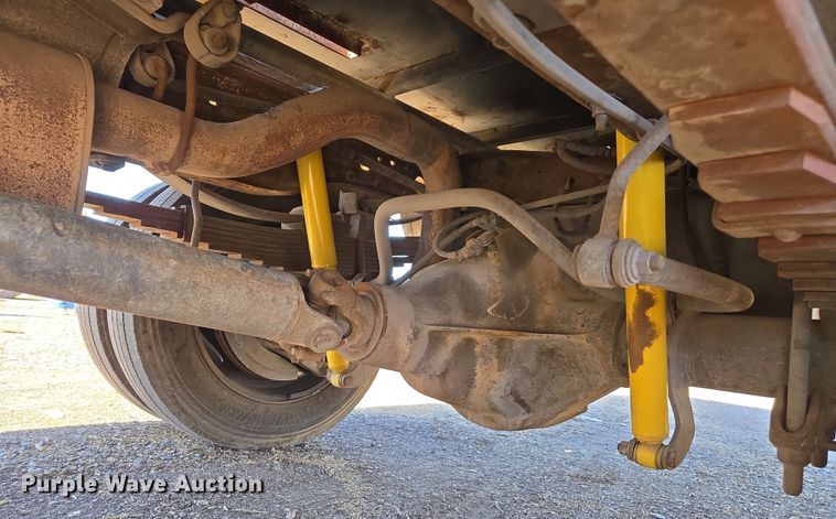 image for item EC0870 2001 Ford F450 Super Duty XL flatbed truck