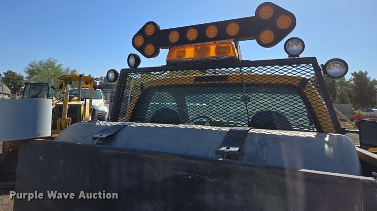 image for item EC0870 2001 Ford F450 Super Duty XL flatbed truck