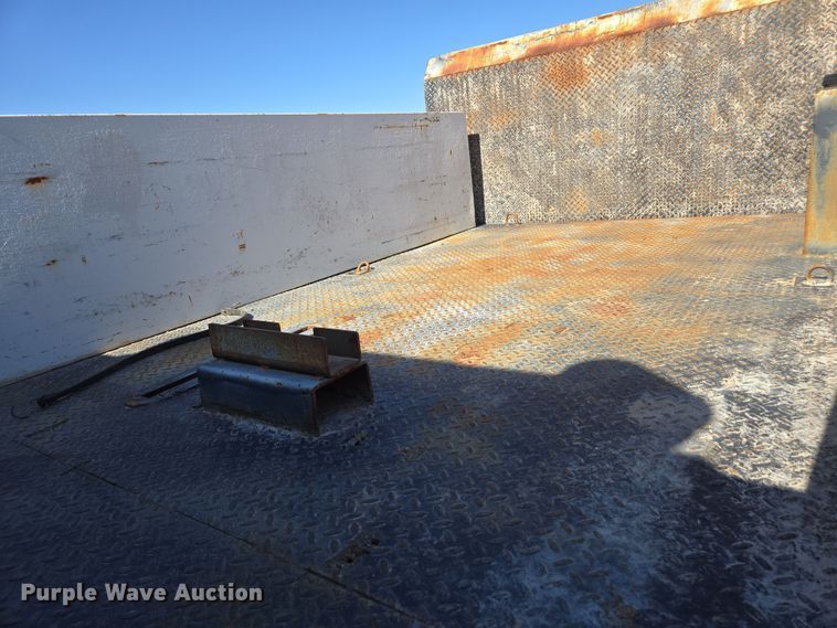 image for item EC0870 2001 Ford F450 Super Duty XL flatbed truck