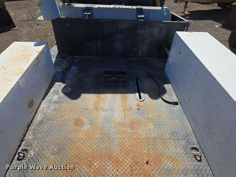 image for item EC0870 2001 Ford F450 Super Duty XL flatbed truck