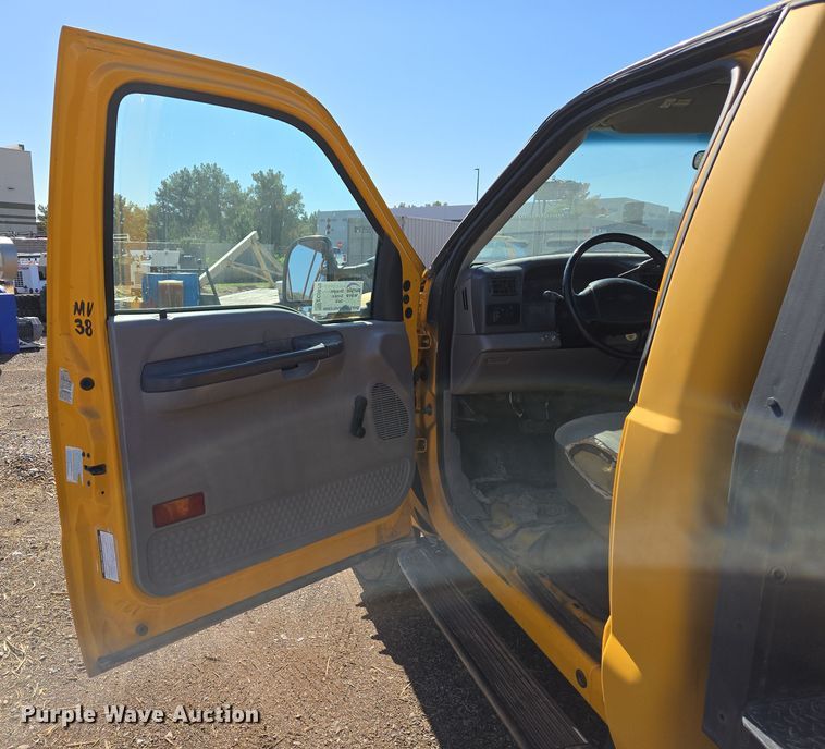 image for item EC0870 2001 Ford F450 Super Duty XL flatbed truck