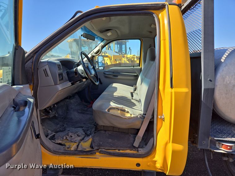 image for item EC0870 2001 Ford F450 Super Duty XL flatbed truck