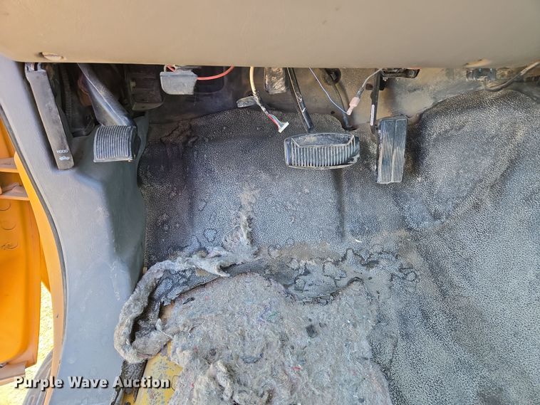 image for item EC0870 2001 Ford F450 Super Duty XL flatbed truck