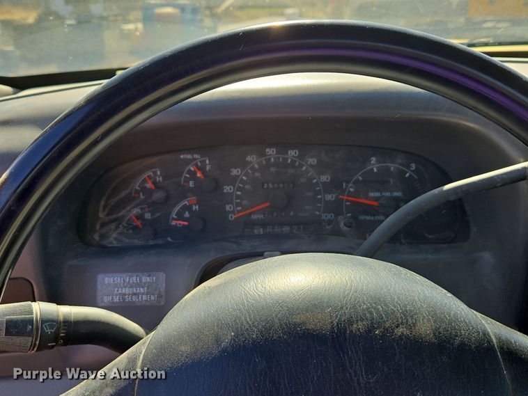 image for item EC0870 2001 Ford F450 Super Duty XL flatbed truck