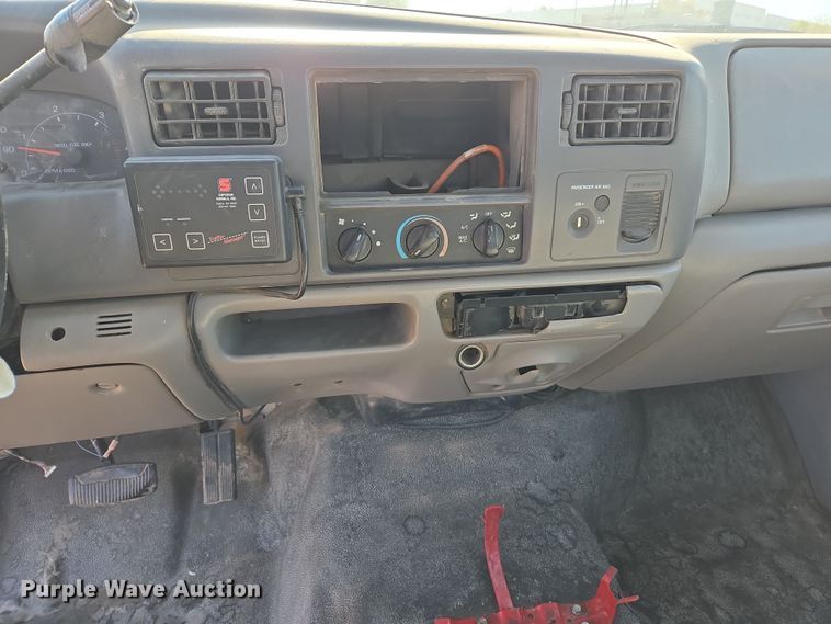 image for item EC0870 2001 Ford F450 Super Duty XL flatbed truck