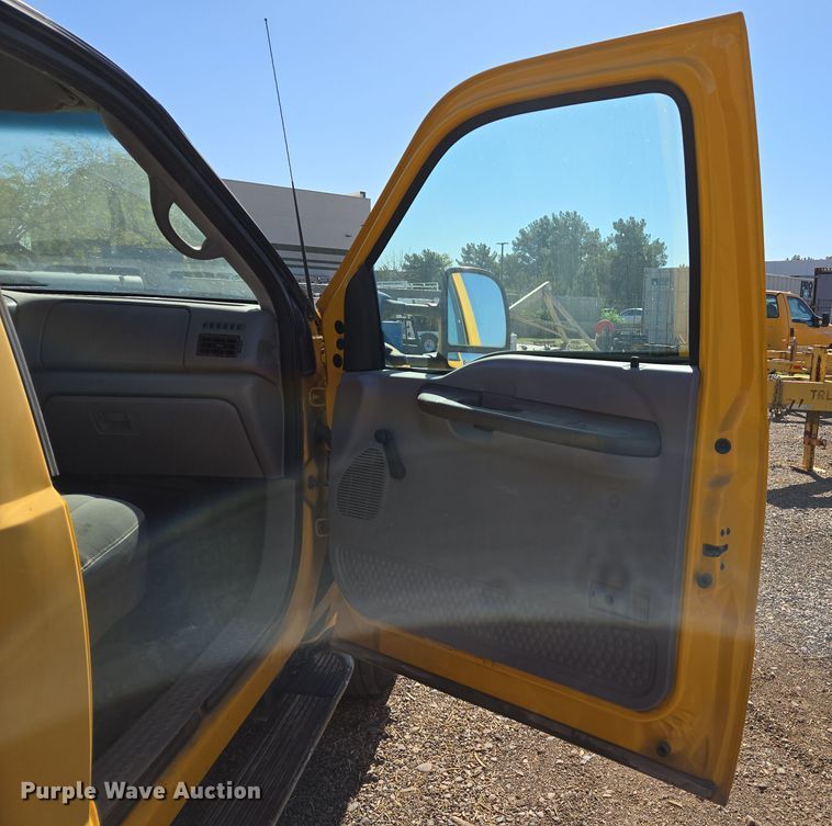 image for item EC0870 2001 Ford F450 Super Duty XL flatbed truck