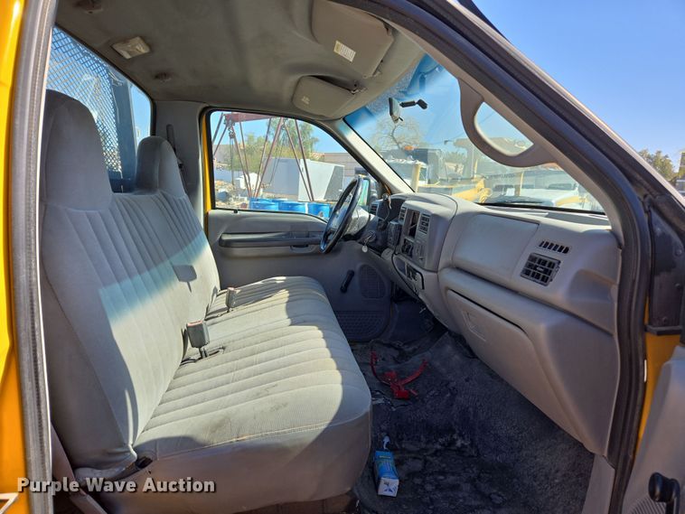 image for item EC0870 2001 Ford F450 Super Duty XL flatbed truck