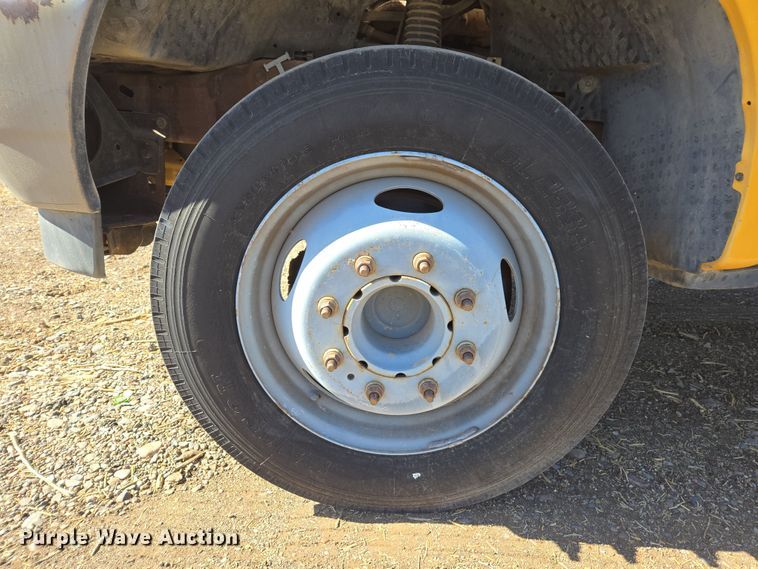 image for item EC0870 2001 Ford F450 Super Duty XL flatbed truck