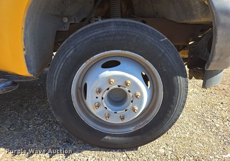 image for item EC0870 2001 Ford F450 Super Duty XL flatbed truck