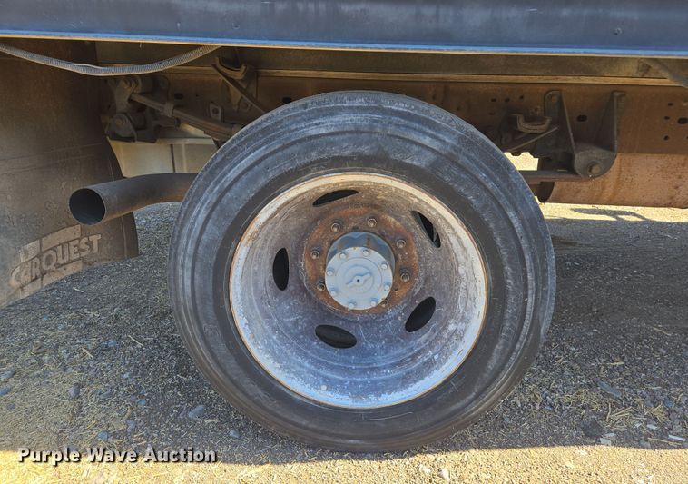 image for item EC0870 2001 Ford F450 Super Duty XL flatbed truck