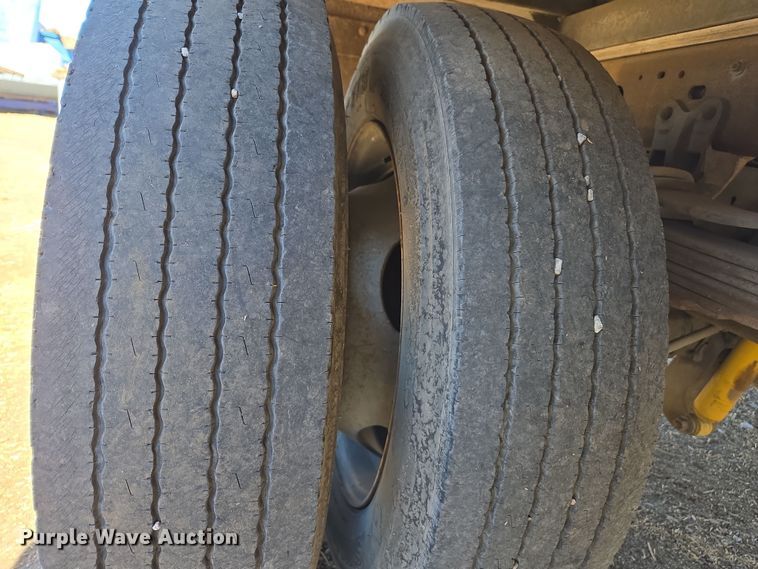 image for item EC0870 2001 Ford F450 Super Duty XL flatbed truck