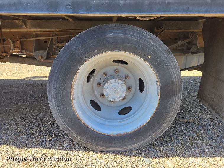 image for item EC0870 2001 Ford F450 Super Duty XL flatbed truck