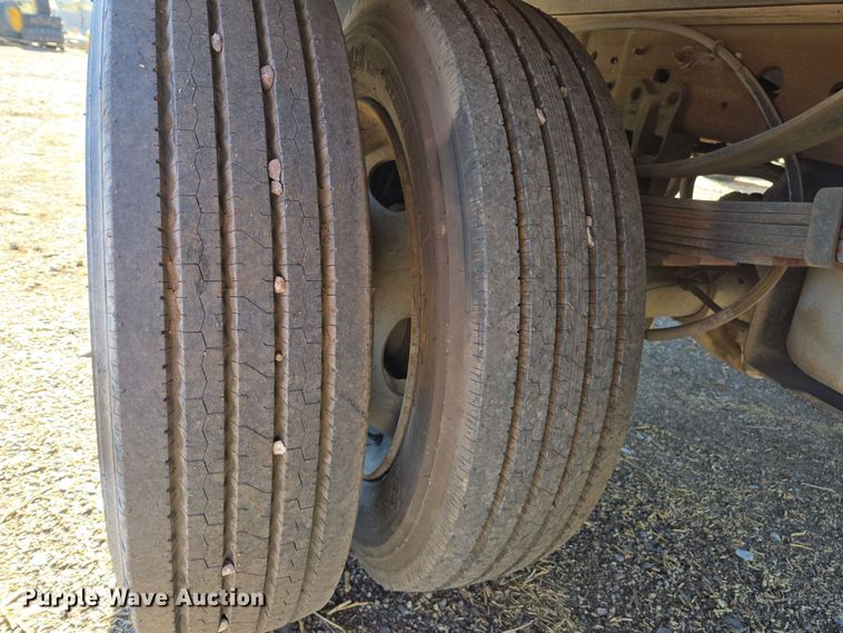 image for item EC0870 2001 Ford F450 Super Duty XL flatbed truck