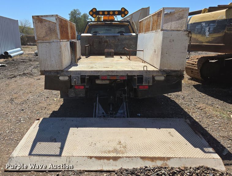 image for item EC0876 2002 Ford F450 Super Duty XL flatbed truck