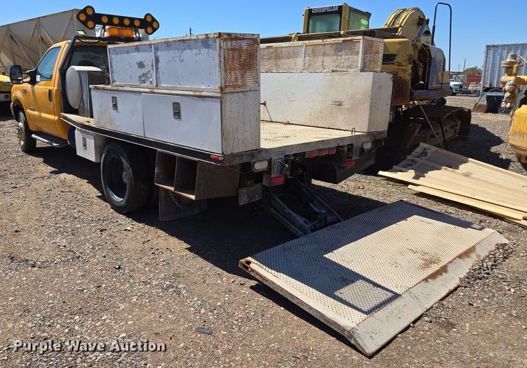 image for item EC0876 2002 Ford F450 Super Duty XL flatbed truck