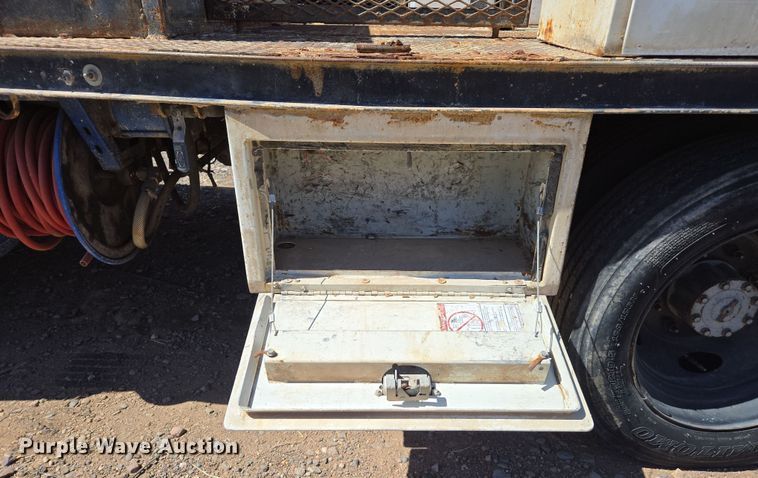 image for item EC0876 2002 Ford F450 Super Duty XL flatbed truck