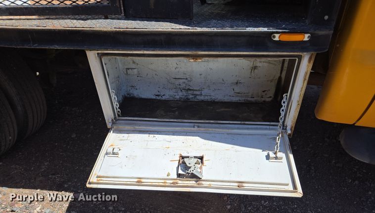 image for item EC0876 2002 Ford F450 Super Duty XL flatbed truck