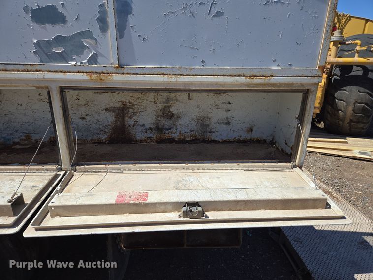 image for item EC0876 2002 Ford F450 Super Duty XL flatbed truck