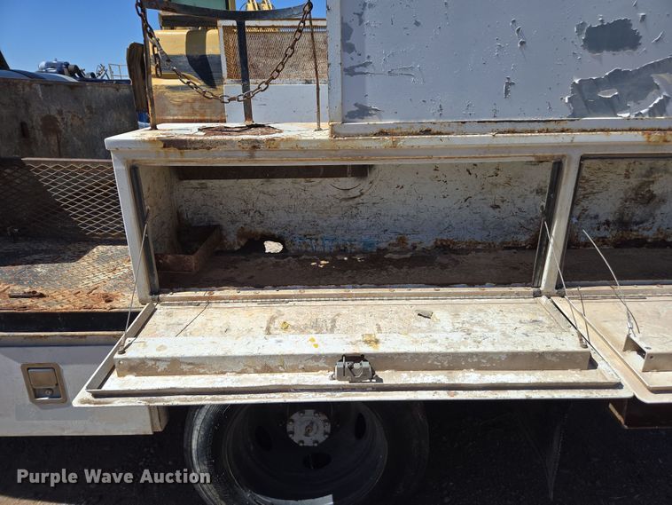 image for item EC0876 2002 Ford F450 Super Duty XL flatbed truck