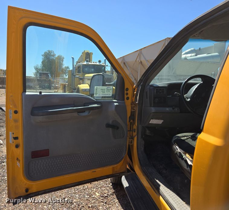 image for item EC0876 2002 Ford F450 Super Duty XL flatbed truck