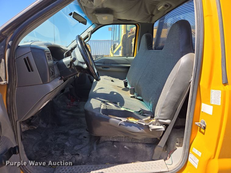 image for item EC0876 2002 Ford F450 Super Duty XL flatbed truck