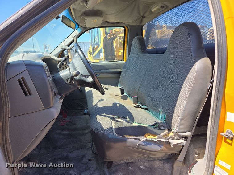 image for item EC0876 2002 Ford F450 Super Duty XL flatbed truck