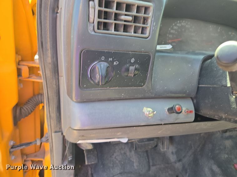 image for item EC0876 2002 Ford F450 Super Duty XL flatbed truck