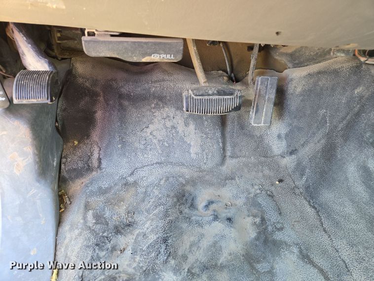 image for item EC0876 2002 Ford F450 Super Duty XL flatbed truck