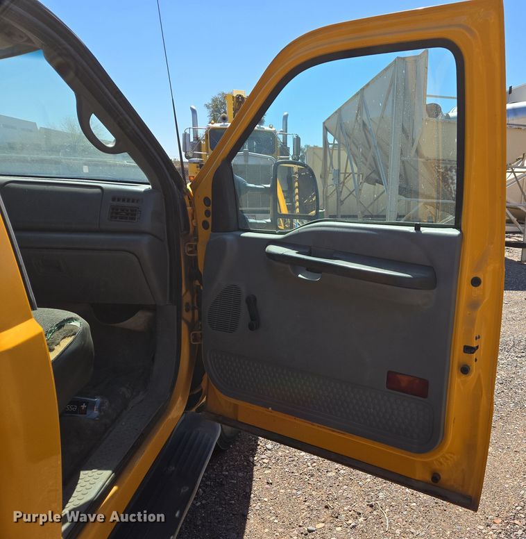 image for item EC0876 2002 Ford F450 Super Duty XL flatbed truck