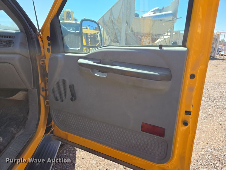 image for item EC0876 2002 Ford F450 Super Duty XL flatbed truck