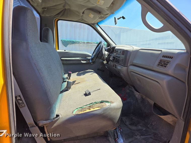 image for item EC0876 2002 Ford F450 Super Duty XL flatbed truck