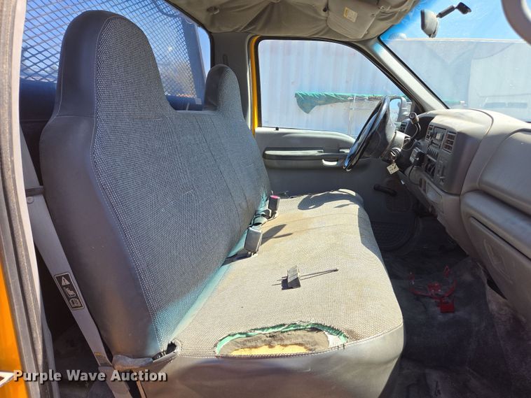 image for item EC0876 2002 Ford F450 Super Duty XL flatbed truck