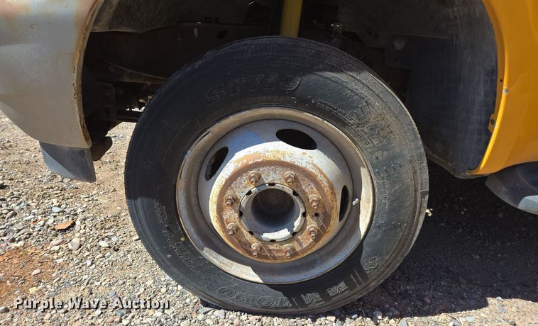 image for item EC0876 2002 Ford F450 Super Duty XL flatbed truck