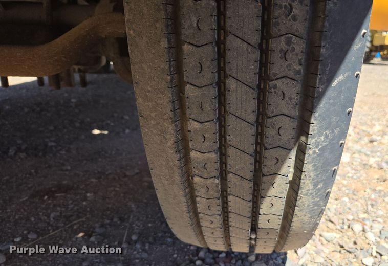 image for item EC0876 2002 Ford F450 Super Duty XL flatbed truck