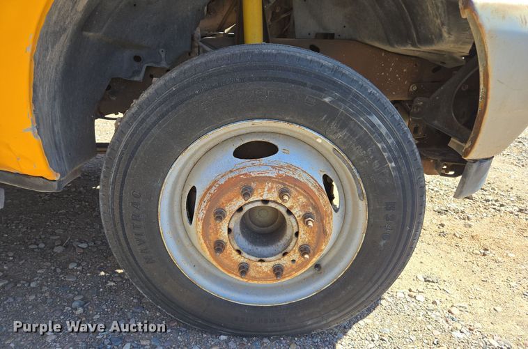 image for item EC0876 2002 Ford F450 Super Duty XL flatbed truck