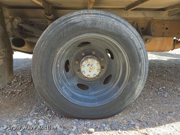 image for item EC0876 2002 Ford F450 Super Duty XL flatbed truck