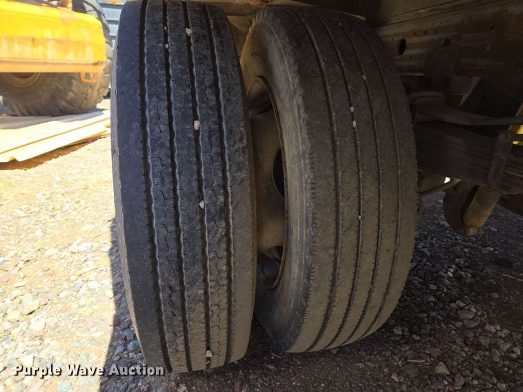 image for item EC0876 2002 Ford F450 Super Duty XL flatbed truck