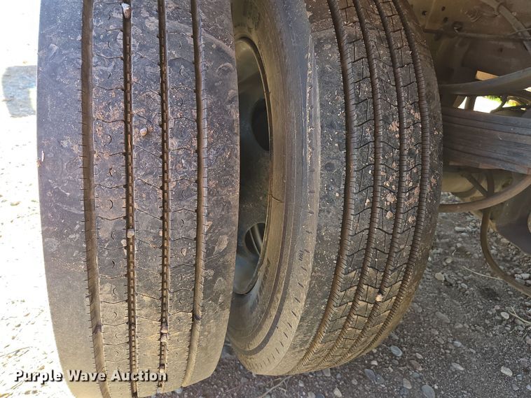 image for item EC0876 2002 Ford F450 Super Duty XL flatbed truck