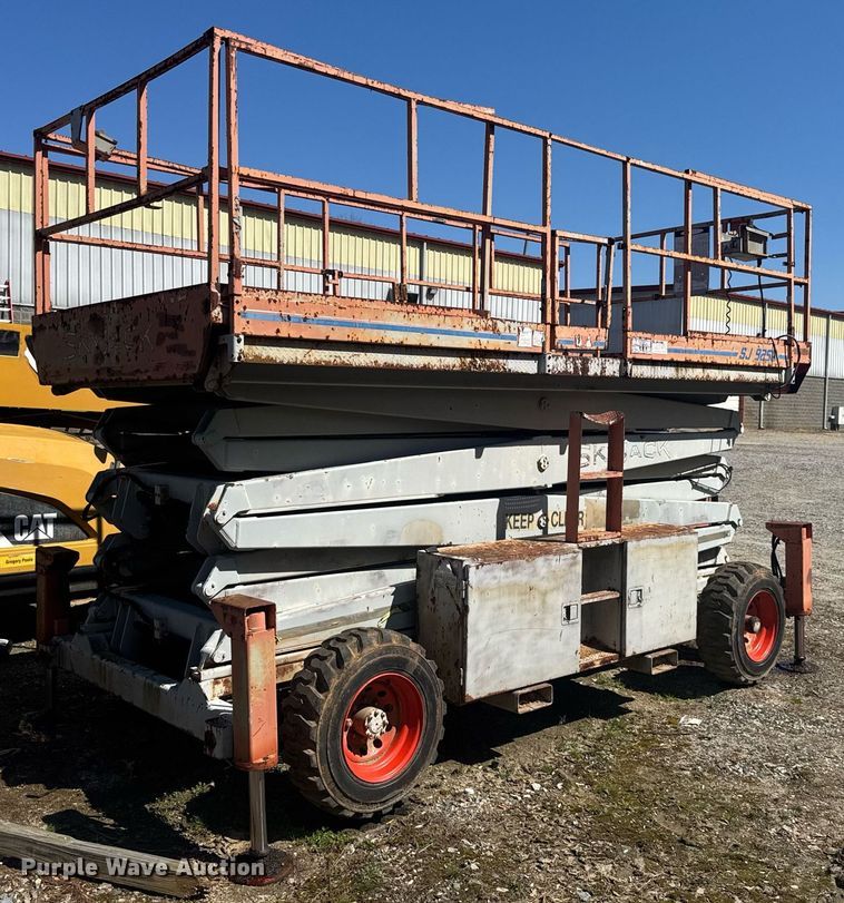 image for item EC3502 2000 Skyjack SJ9250 scissor lift