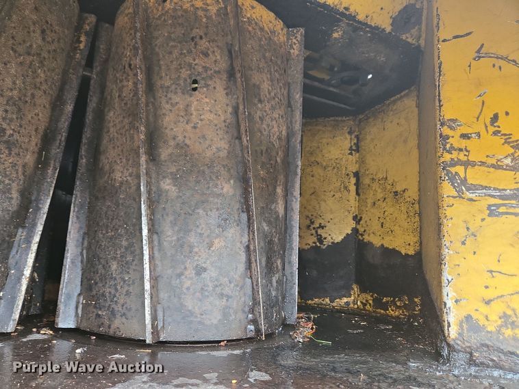 image for item EC4027 2011 Vermeer BC1800XL wood chipper