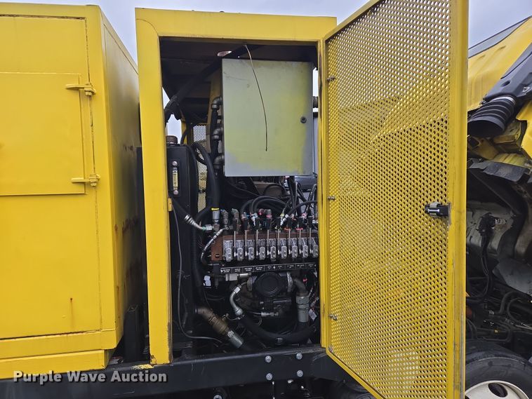 image for item EC4030 2010 Isuzu NPR street sweeper truck