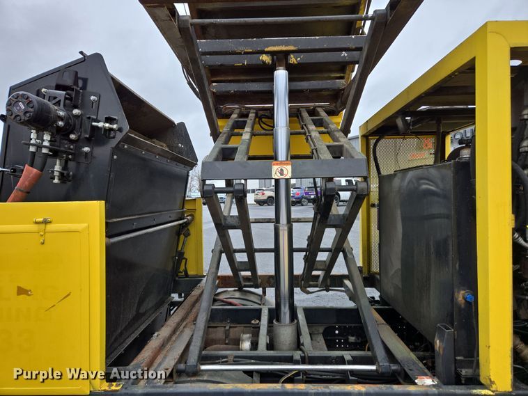 image for item EC4030 2010 Isuzu NPR street sweeper truck