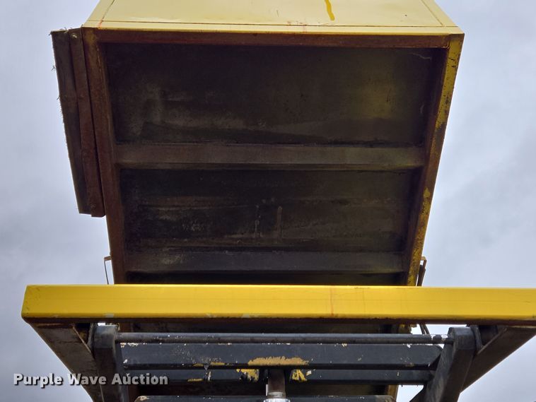 image for item EC4030 2010 Isuzu NPR street sweeper truck