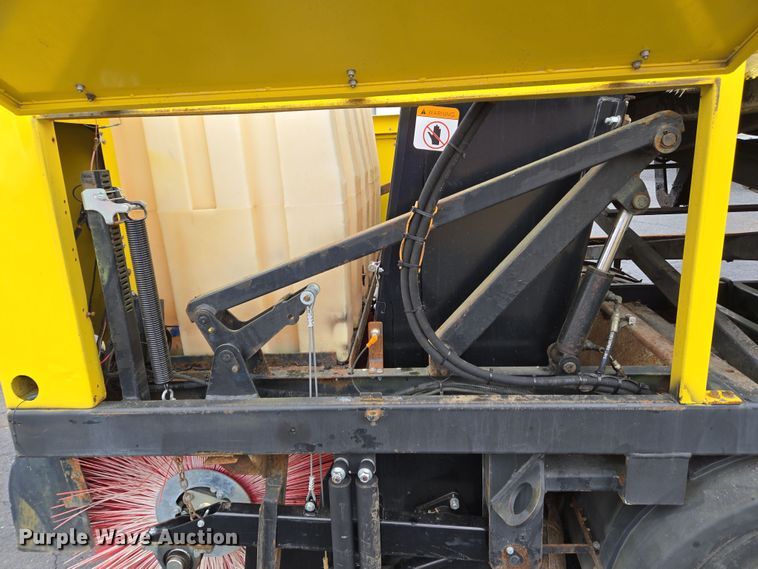 image for item EC4030 2010 Isuzu NPR street sweeper truck