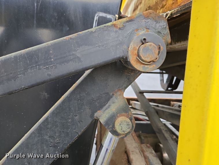 image for item EC4030 2010 Isuzu NPR street sweeper truck