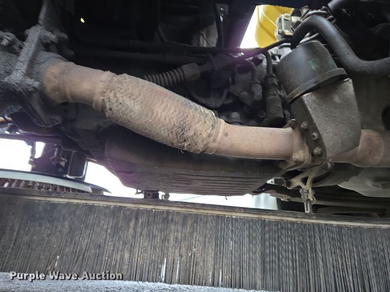 image for item EC4030 2010 Isuzu NPR street sweeper truck