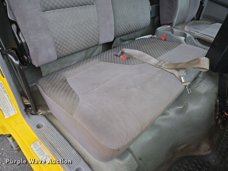 image for item EC4030 2010 Isuzu NPR street sweeper truck