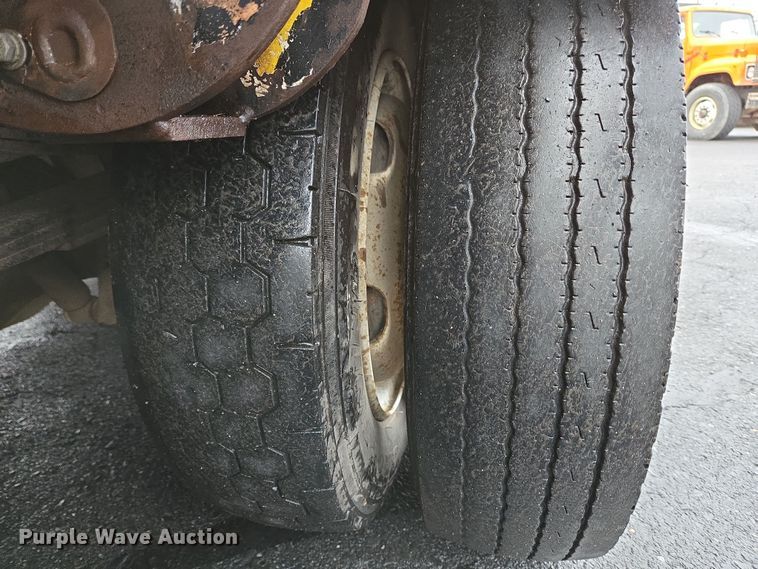 image for item EC4030 2010 Isuzu NPR street sweeper truck