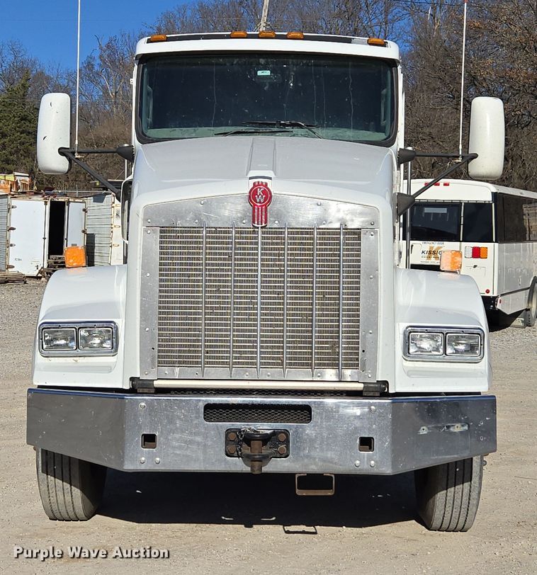 image for item ED3987 2012 Kenworth T800 semi truck