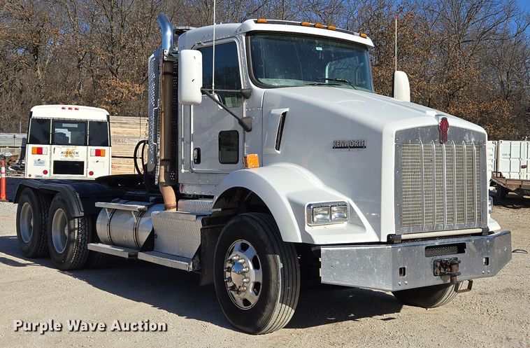 image for item ED3987 2012 Kenworth T800 semi truck